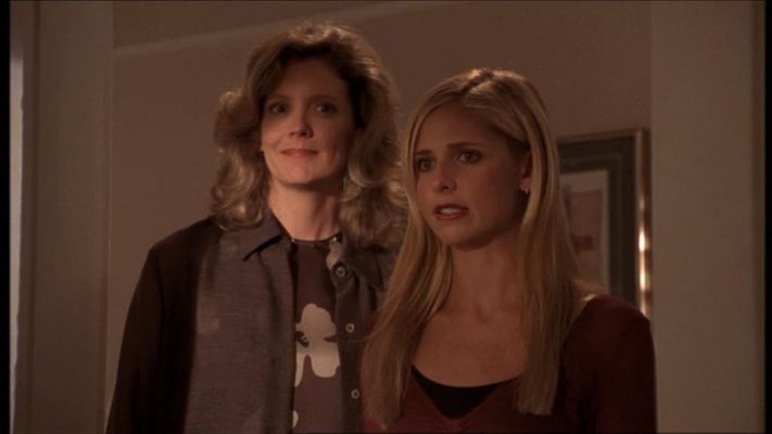 s4_buffy-joyce_b4x01_01-l